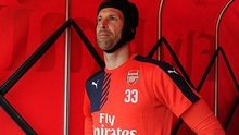 Wenger muốn Petr Cech noi gương Van der Sar